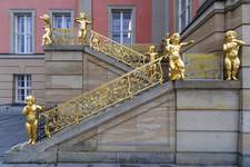Fahnentreppe mit vergoldeten Putti und Platzhalter für das Gelände aus Glas