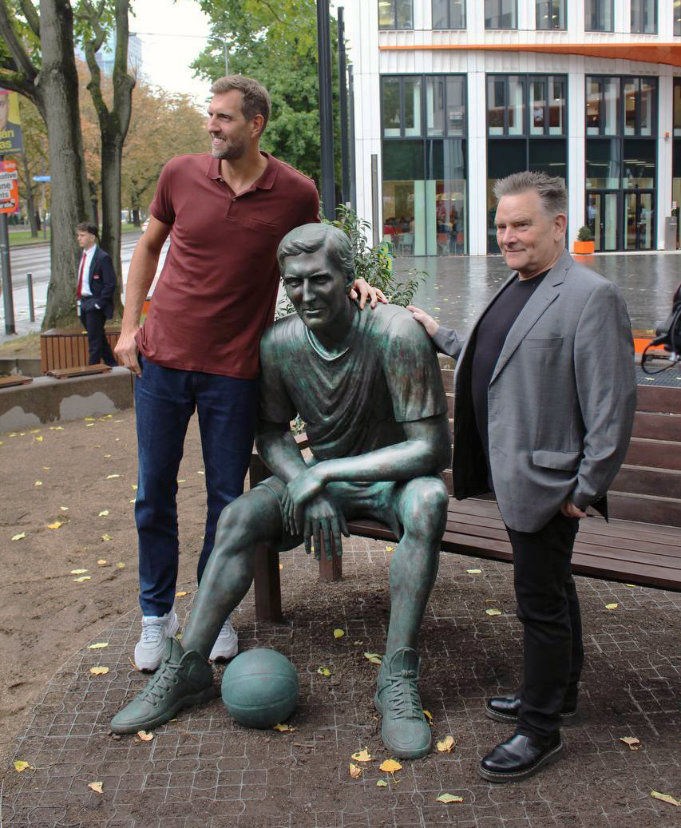 Einweihung Statue mit Dirk Novitzky, Oktober 2023 Frankfurt am Main