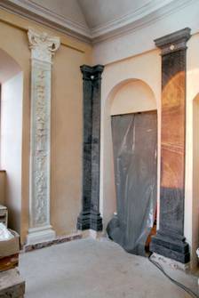 Versetzen der restaurierten Kalksteinpilaster
